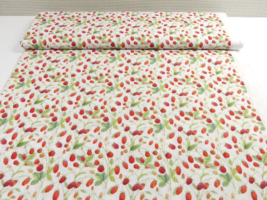 Patchworkstoff mit herrlichen Walderdbeeren auf weißem Hintergung von In the Beginning Fabrics aus der Kollektion Hedgehog
